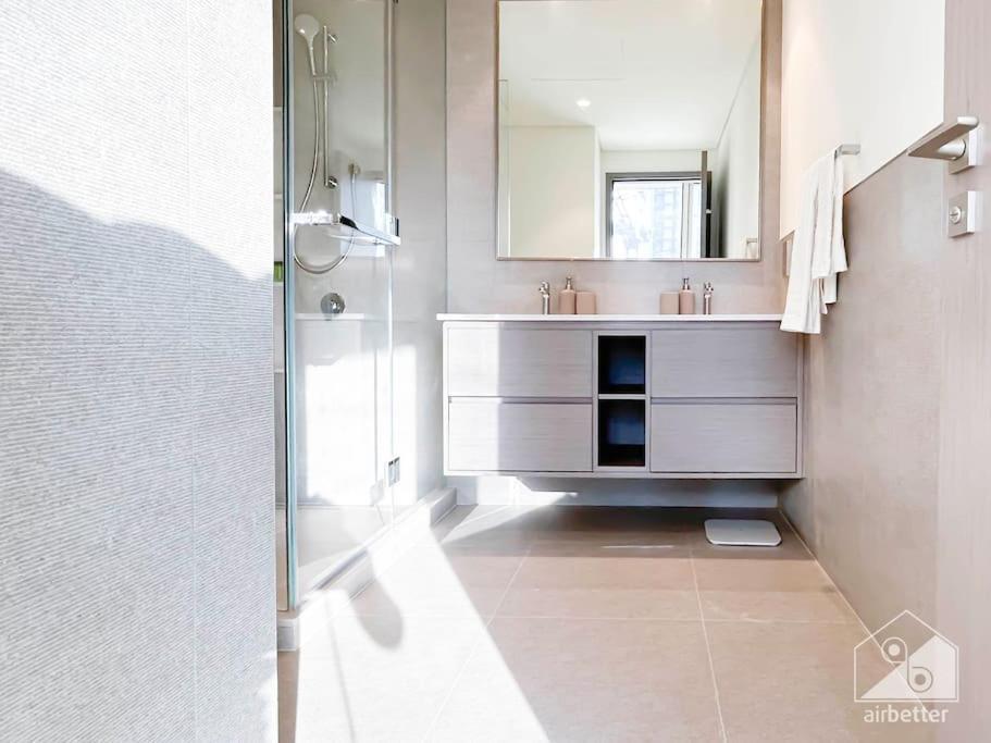 Luxury & Elegance In Downtown Fountain Views Apartment